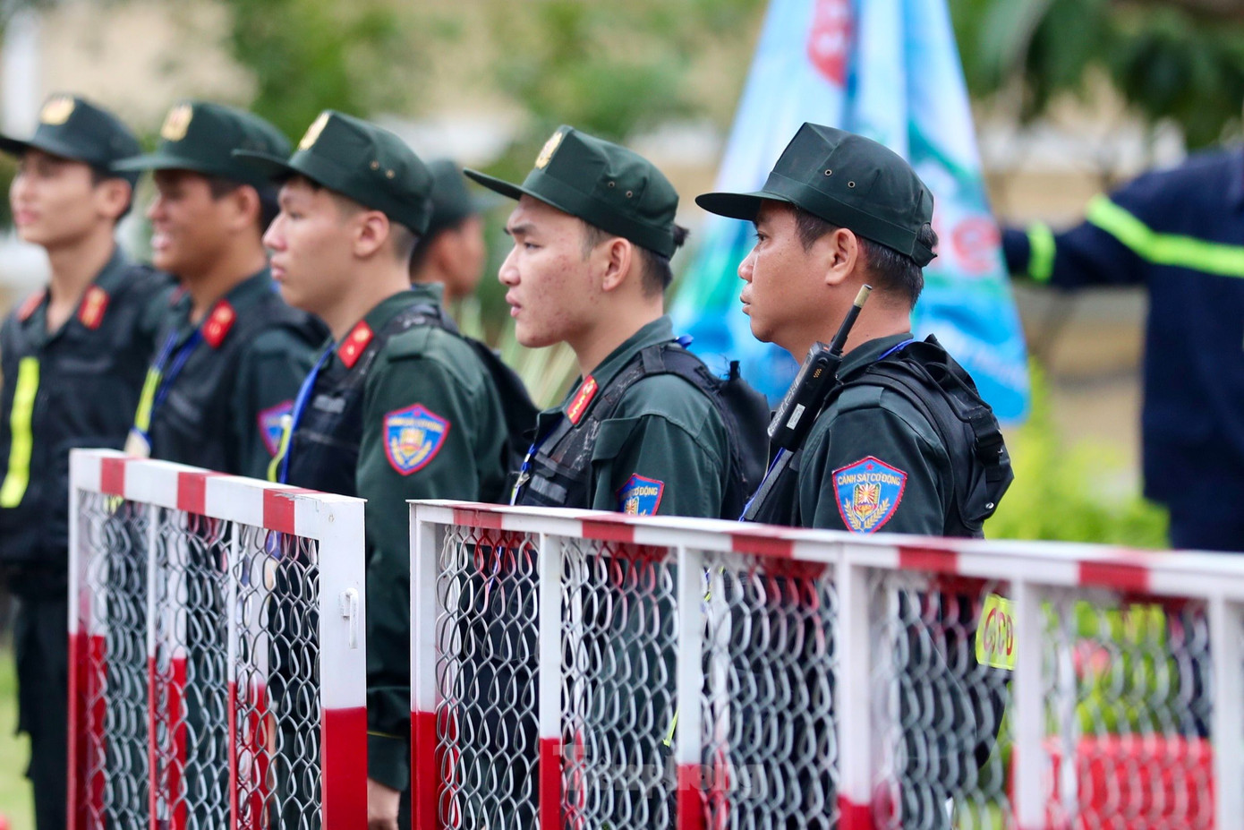 Lực lượng CSCĐ được bố trí bên ngoài tòa. Ảnh: Duy Anh. Lực lượng CSCĐ được bố trí bên ngoài tòa. Ảnh: Duy Anh.