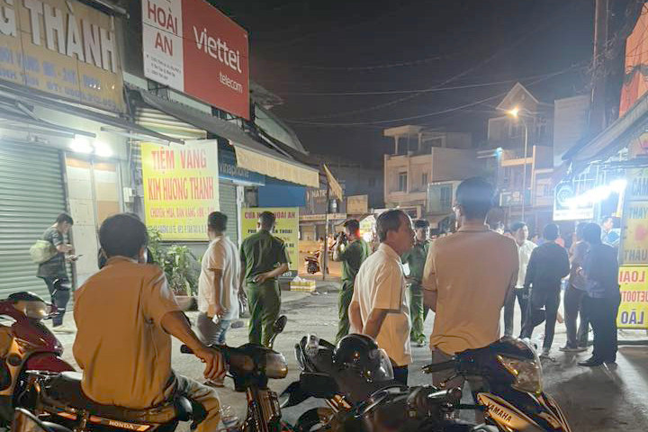 Cơ quan chức năng khám nghiệm hiện trường. Ảnh: C.A.