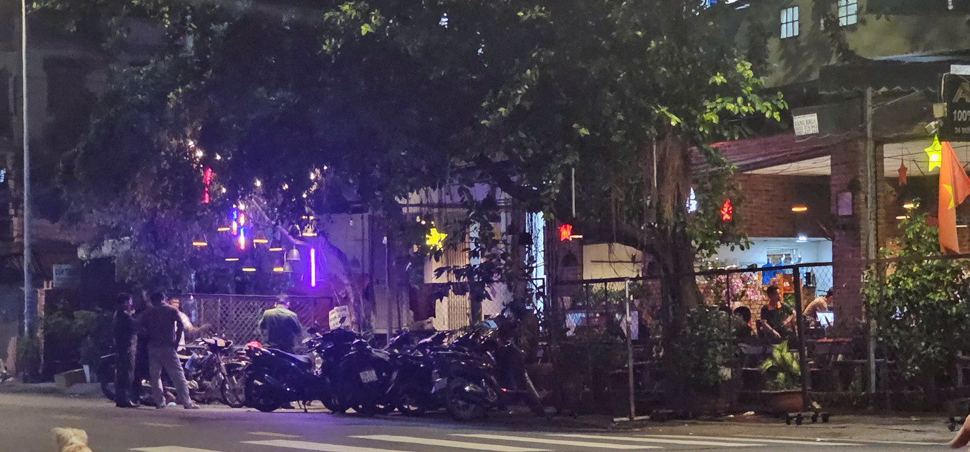 Lực lượng chức năng có mặt tại khu trọ xảy ra vụ việc. Ảnh: H.T. Lực lượng chức năng có mặt tại khu trọ xảy ra vụ việc. Ảnh: H.T.