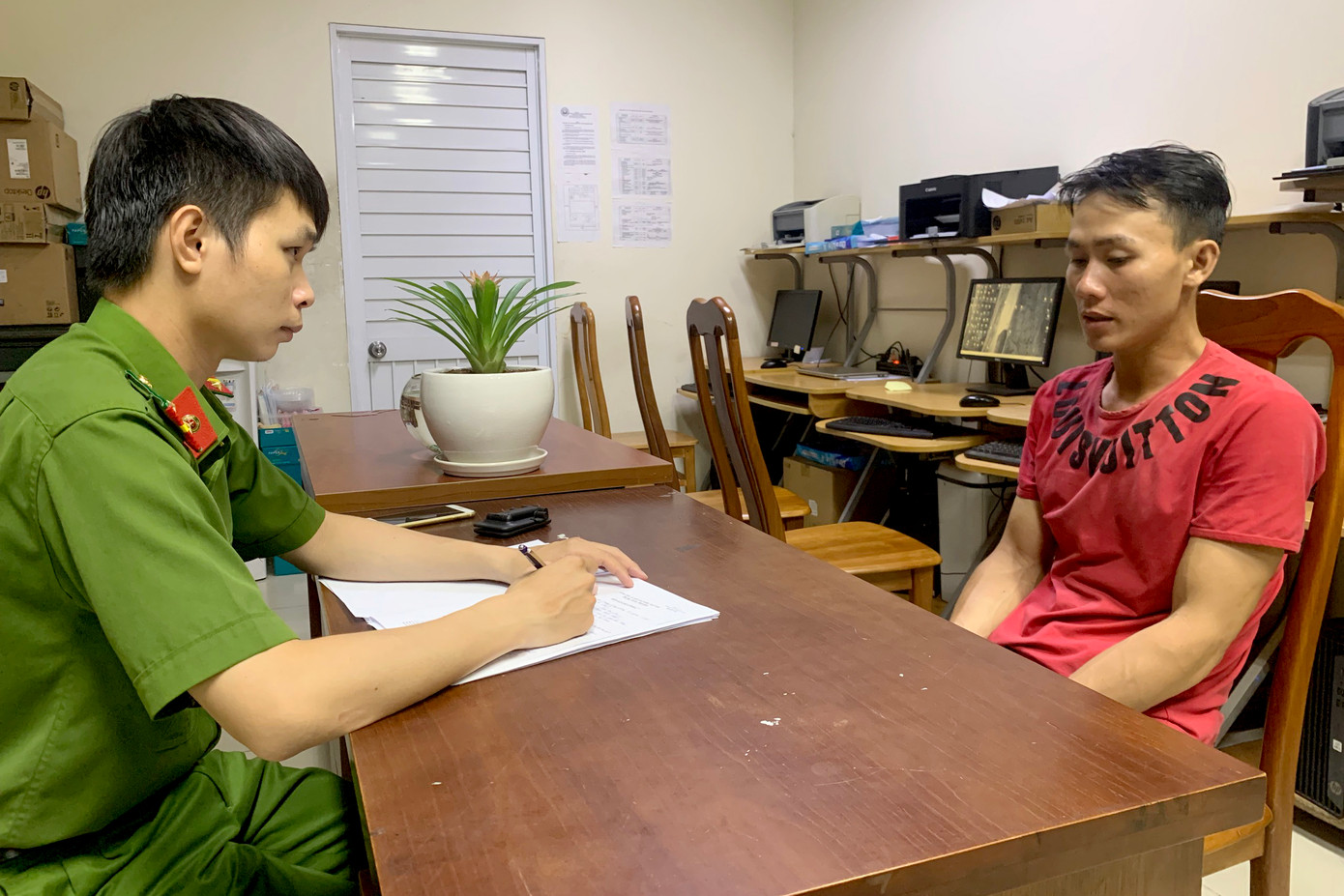 Nguyễn Hoàng Phúc tại cơ quan công an.