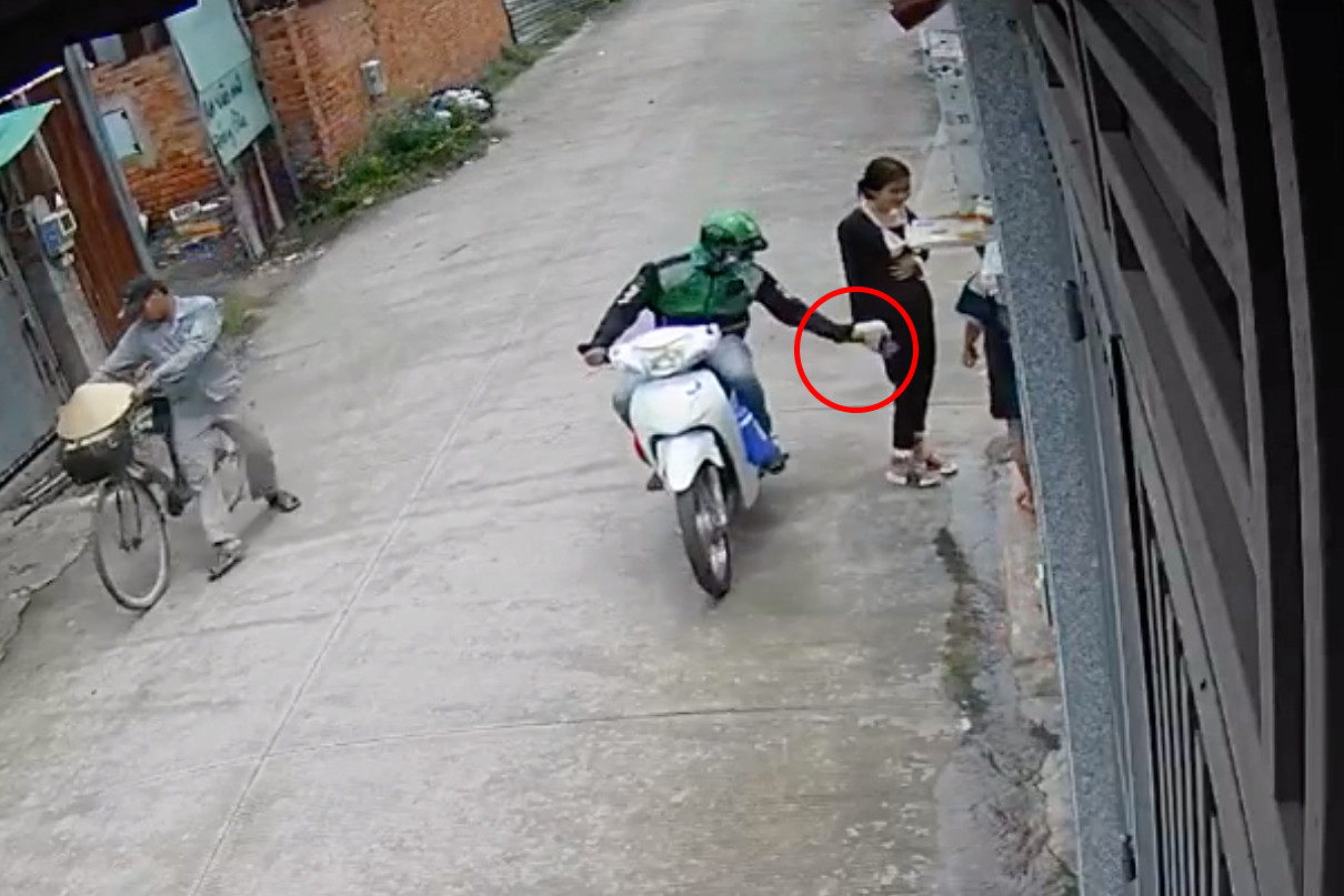 Phúc giật điện thoại trên tay nữ sinh lớp 9 (Ảnh cắt từ clip).