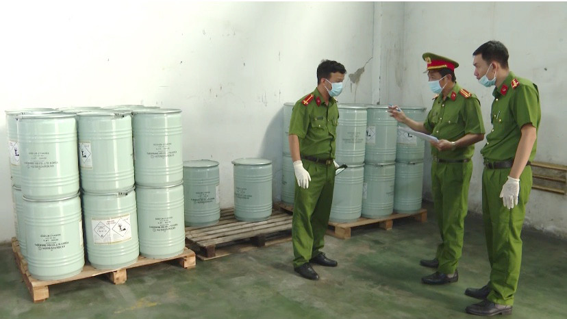 Lực lượng công an khám xét một trụ sở công ty. Ảnh: Công an cung cấp. Lực lượng công an khám xét một trụ sở công ty. Ảnh: Công an cung cấp.