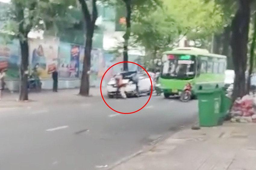 Hình ảnh 3 người ẩu đả trên đường. Ảnh cắt từ clip.