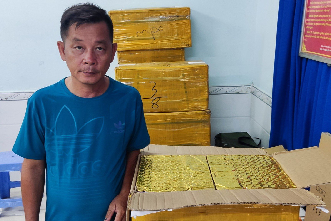 Đối tượng Nguyễn Văn Thành Liêm cùng với tang vật.