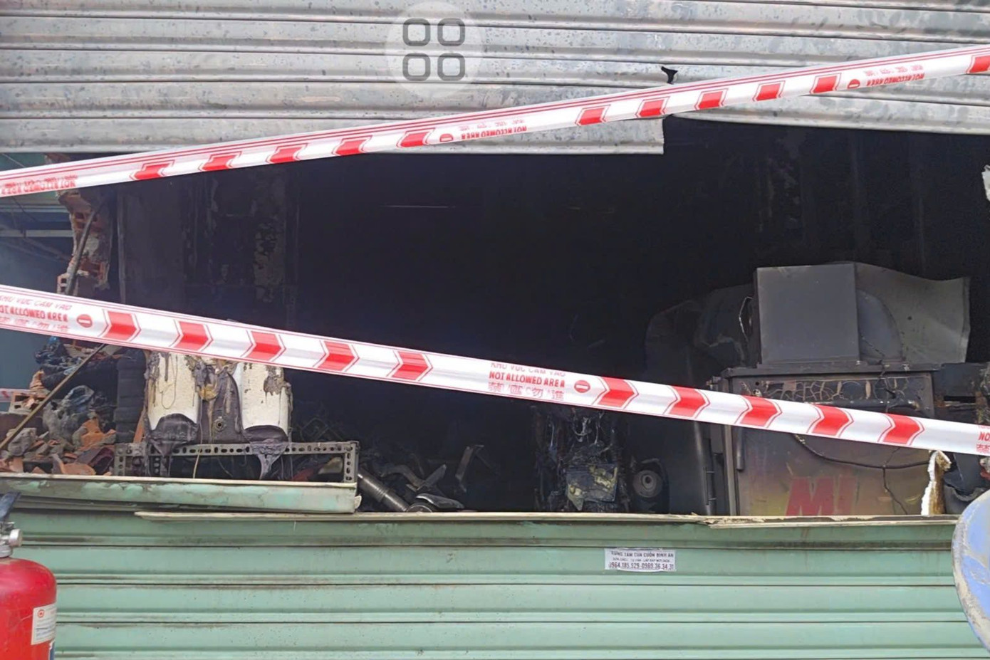 Nhiều tài sản bên trong căn nhà bị hư hỏng sau vụ cháy. Ảnh: B.H.