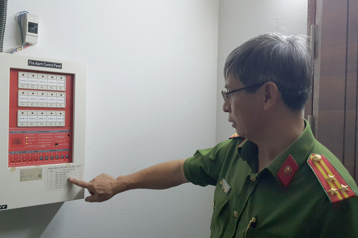 Thượng tá Lương Nguyễn Hoàng - Phó Phòng PC07 kiểm tra tủ báo cháy đặt ở phòng bảo vệ. Ảnh: Hoàng Thuận Thượng tá Lương Nguyễn Hoàng - Phó Phòng PC07 kiểm tra tủ báo cháy đặt ở phòng bảo vệ. Ảnh: Hoàng Thuận