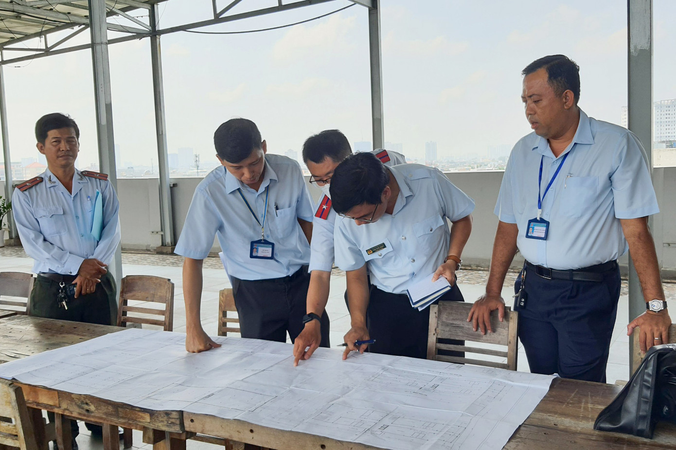 Đại diện Sở Xây dựng TPHCM kiểm tra bản vẽ của tòa nhà. Ảnh: Hoàng Thuận Đại diện Sở Xây dựng TPHCM kiểm tra bản vẽ của tòa nhà. Ảnh: Hoàng Thuận