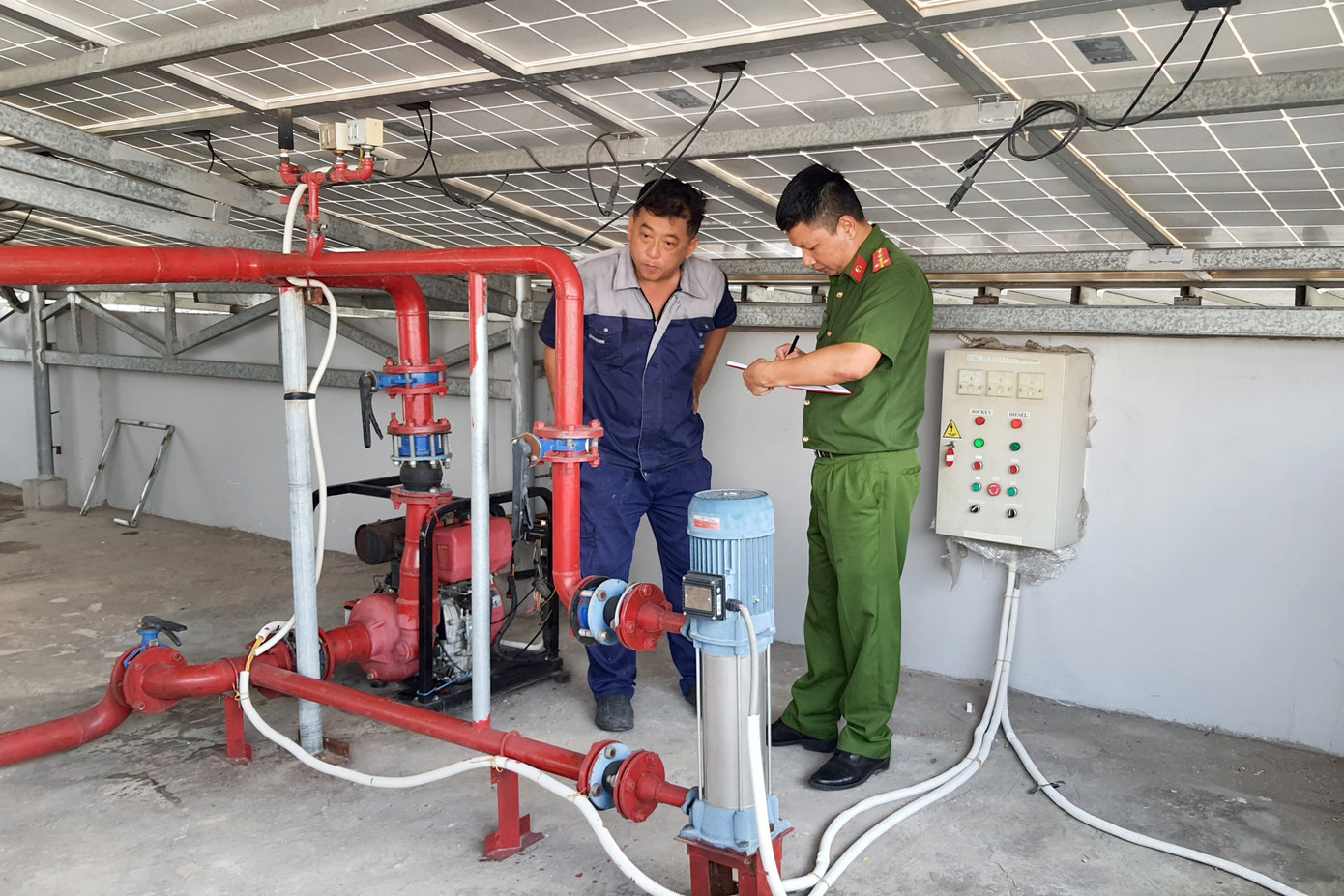 Lực lượng chức năng kiểm tra hệ thống máy bơm đặt ở tầng thượng. Ảnh: Hoàng Thuận Lực lượng chức năng kiểm tra hệ thống máy bơm đặt ở tầng thượng. Ảnh: Hoàng Thuận