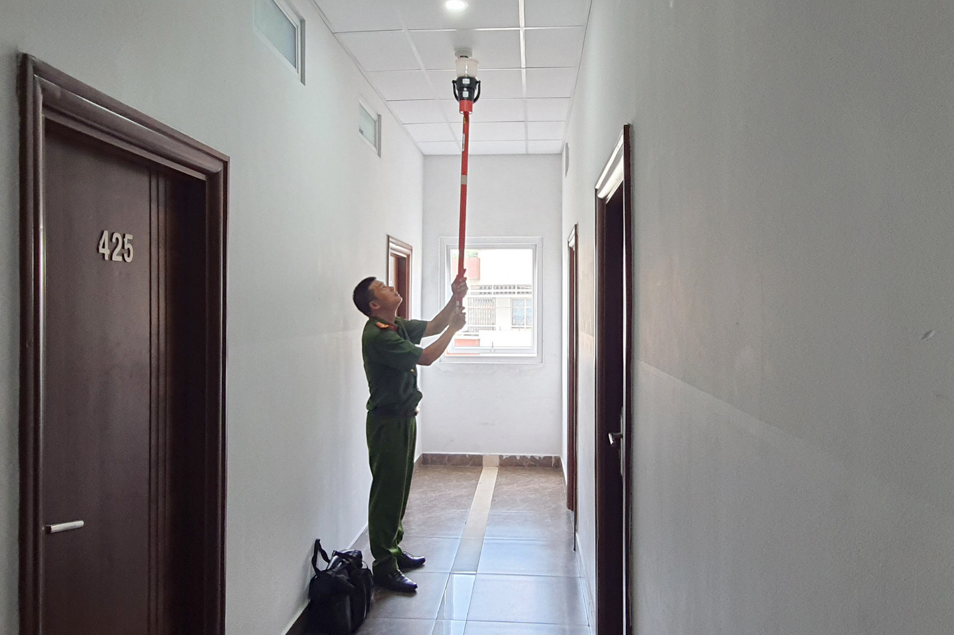 Lực lượng chức năng kiểm tra đầu báo cháy ở tầng 4. Ảnh: Hoàng Thuận Lực lượng chức năng kiểm tra đầu báo cháy ở tầng 4. Ảnh: Hoàng Thuận