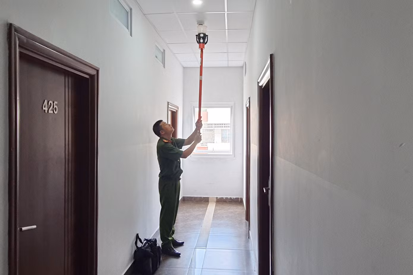 Lực lượng chức năng kiểm tra đầu báo cháy ở tầng 4. Ảnh: Hoàng Thuận