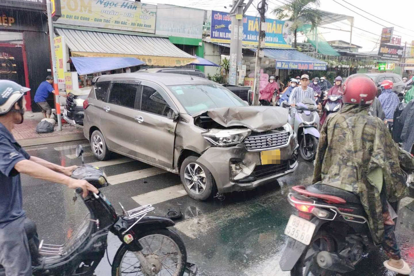 Một ô tô bị hư hỏng sau va chạm. Ảnh: M.A. Một ô tô bị hư hỏng sau va chạm. Ảnh: M.A.