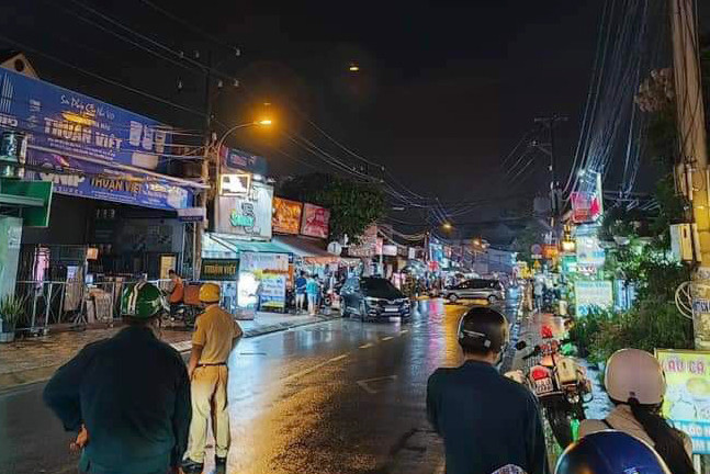 Lực lượng CSGT phong tỏa một phần tuyến đường Nguyễn Văn Tăng để khám nghiệm hiện trường. Ảnh: M.A. Lực lượng CSGT phong tỏa một phần tuyến đường Nguyễn Văn Tăng để khám nghiệm hiện trường. Ảnh: M.A.