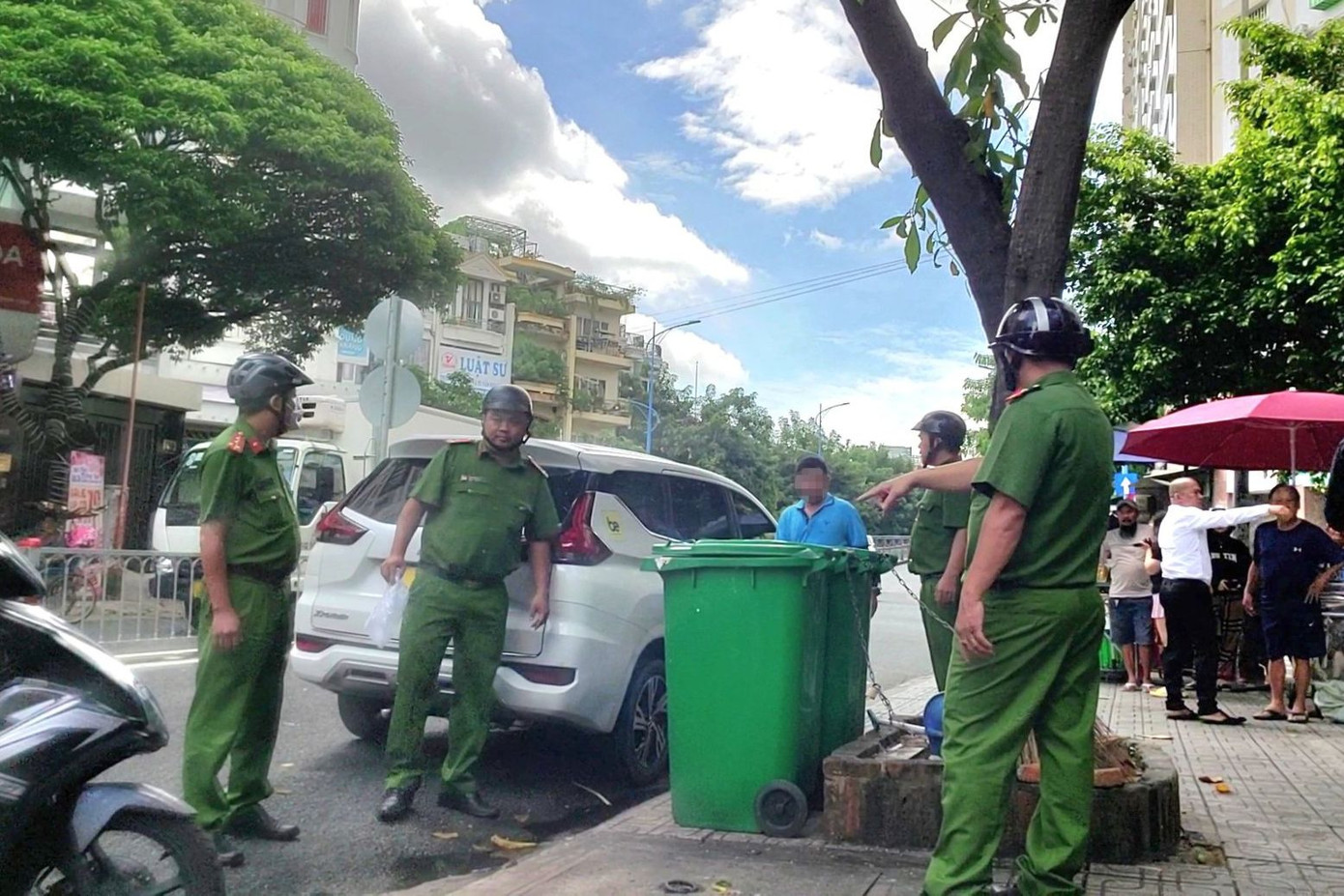 Công an có mặt đưa tài xế và nhiều người liên quan về trụ sở để làm rõ. Ảnh cắt từ clip.