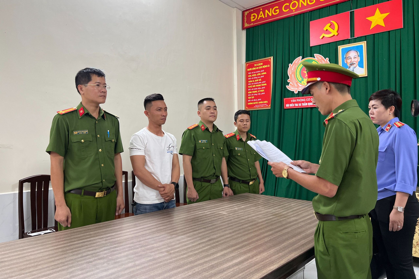 Cơ quan điều tra tống đạt các quyết định tố tụng đối với ông Trần Xuân Đông. Ảnh: Công an cung cấp.