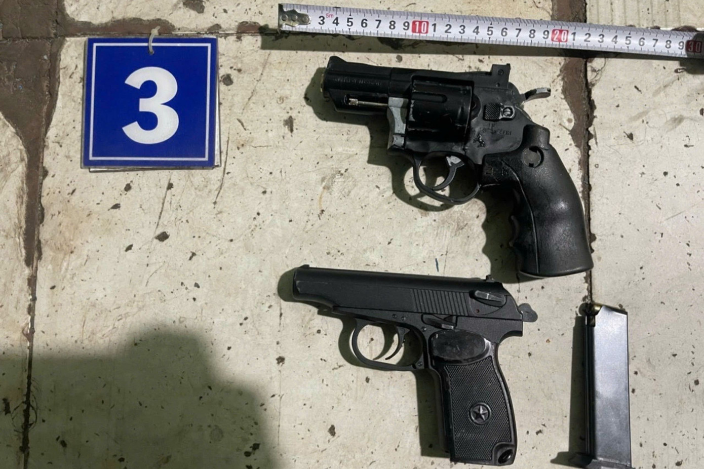 Công an thu giữ 2 khẩu súng trong một chuyên án ma túy. Ảnh: Công an cung cấp.