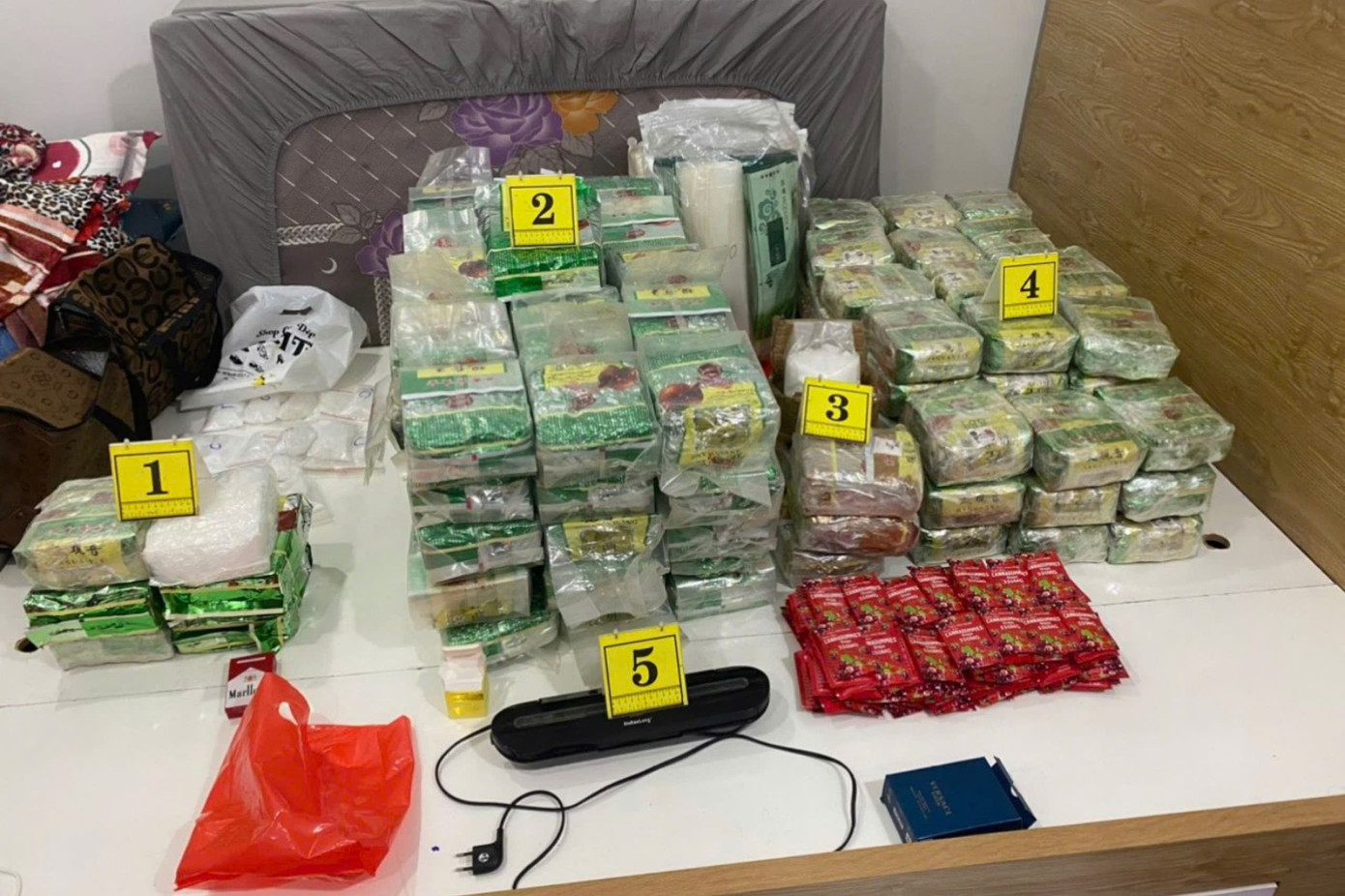 Ma túy được ngụy trang trong các túi trà. Ảnh: Công an cung cấp.