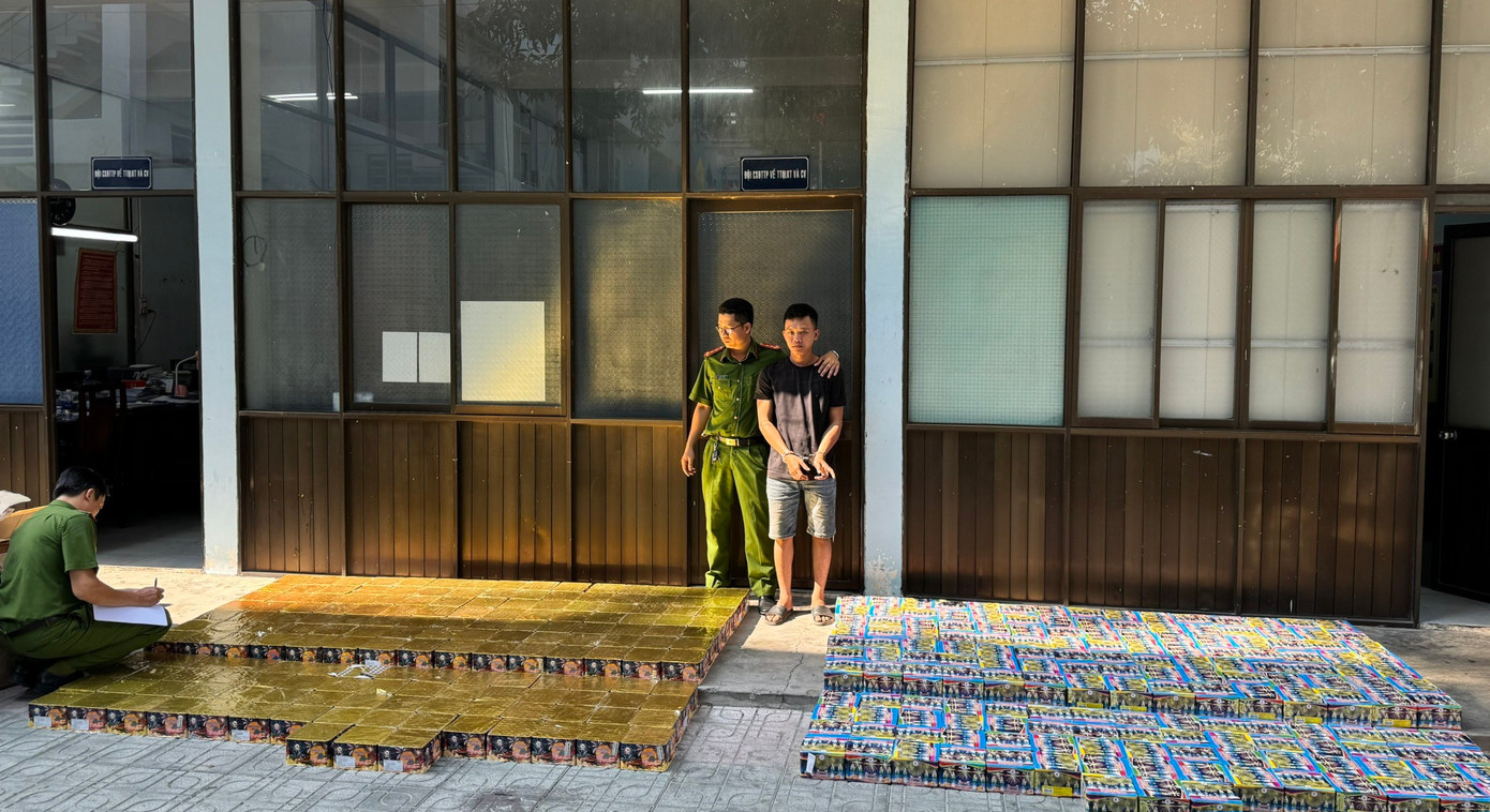 Đối tượng Lê Chí Hưng cùng với tang vật.