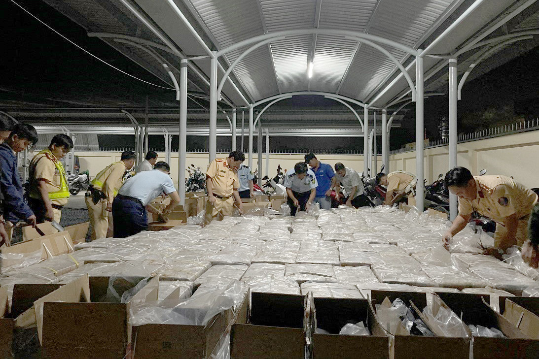 Lực lượng chức năng kiểm đếm tang vật. Lực lượng chức năng kiểm đếm tang vật.