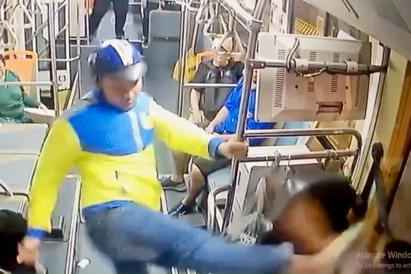 Nam thanh niên dùng chân đá vào vùng mặt của tài xế xe buýt. Ảnh cắt từ clip.