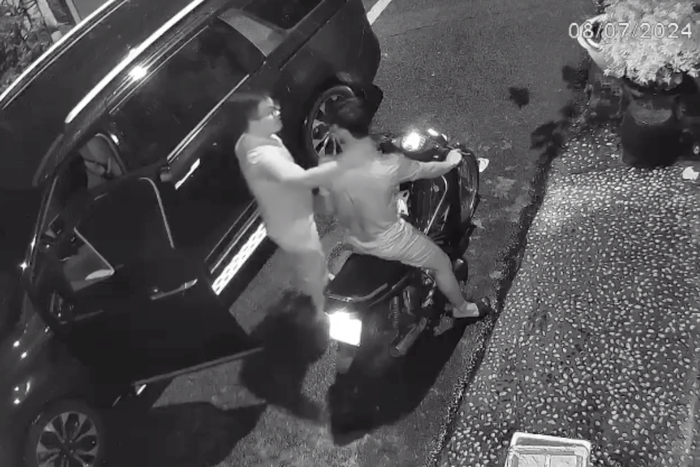 Tài xế ô tô túm cổ trước khi đánh nam thanh niên. Ảnh cắt từ clip.