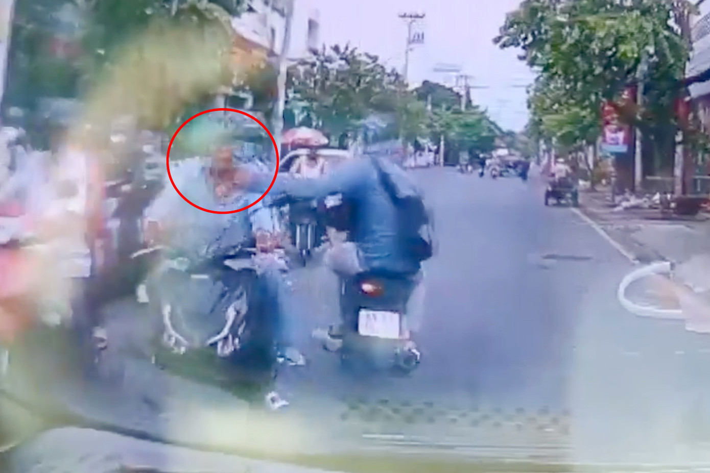 Người đàn ông bị giật dây chuyền khi dừng đèn đỏ (Ảnh cắt từ clip). Người đàn ông bị giật dây chuyền khi dừng đèn đỏ (Ảnh cắt từ clip).