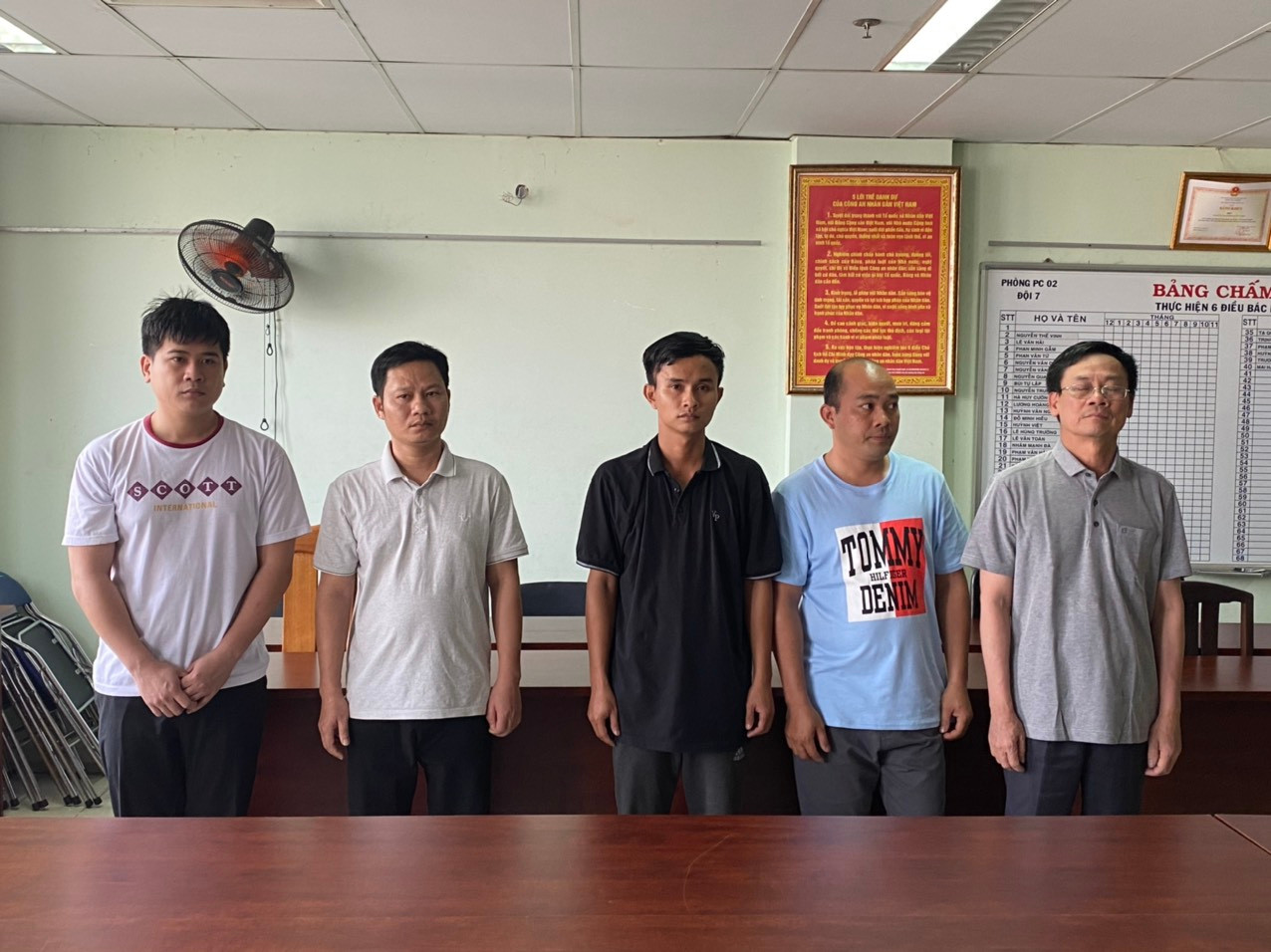 Ông Trần Kỳ Hình (ngoài cùng bên phải) được ông Quân chia 1 tỷ 680 triệu đồng từ tiền nhận hối lộ. Ông Trần Kỳ Hình (ngoài cùng bên phải) được ông Quân chia 1 tỷ 680 triệu đồng từ tiền nhận hối lộ.