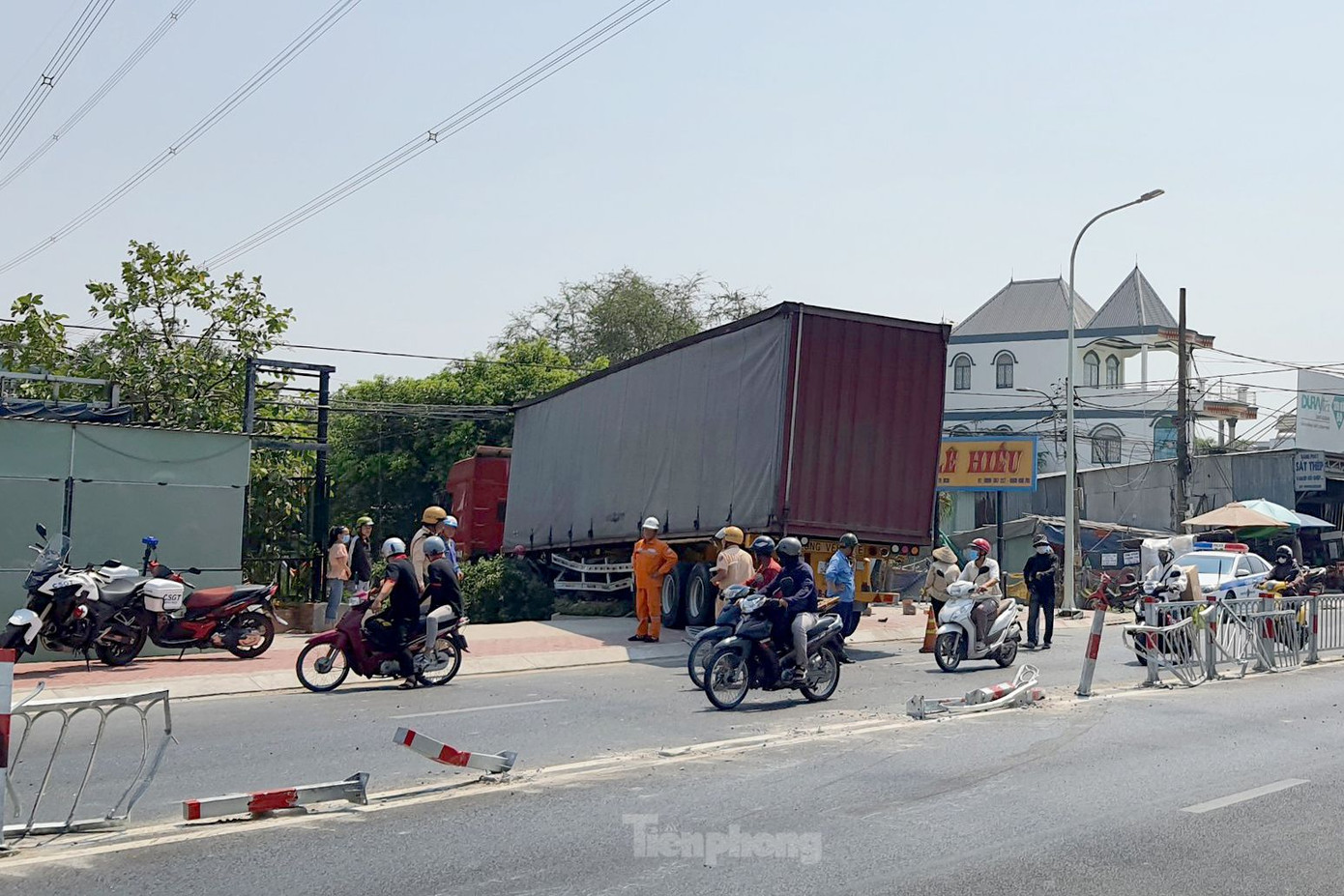 Nhiều đoạn dải phân cách bị xe container ủi văng. Ảnh: Hoàng Thuận.