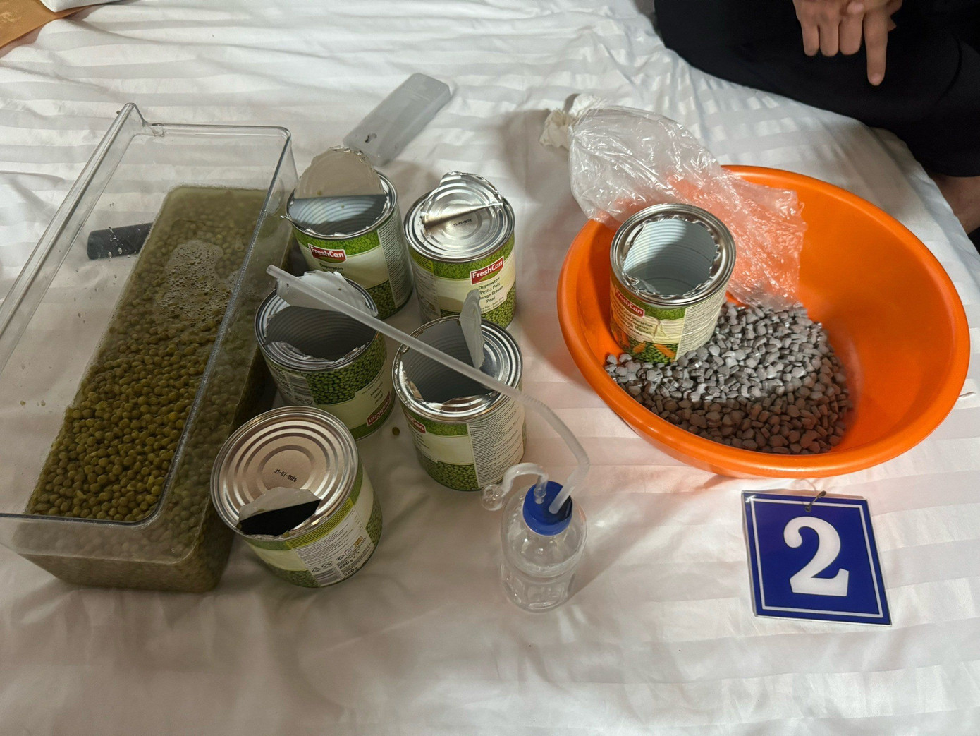 Ma túy ngụy trang trong các hộp thực phẩm. Ma túy ngụy trang trong các hộp thực phẩm.