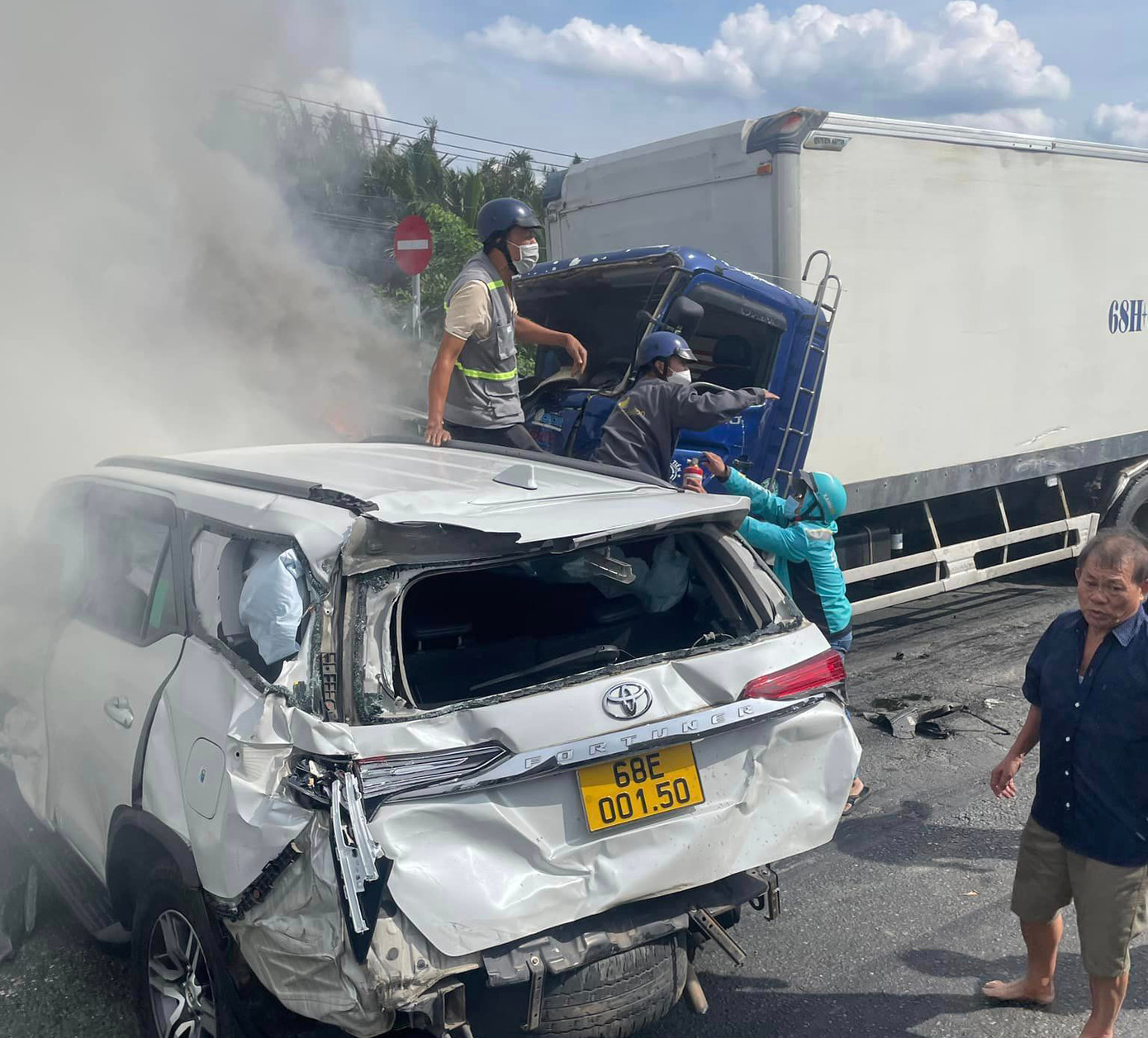 Người đi đường hỗ trợ dập lửa và đưa người mắc kẹt ra ngoài. Ảnh: A.X. Người đi đường hỗ trợ dập lửa và đưa người mắc kẹt ra ngoài. Ảnh: A.X.