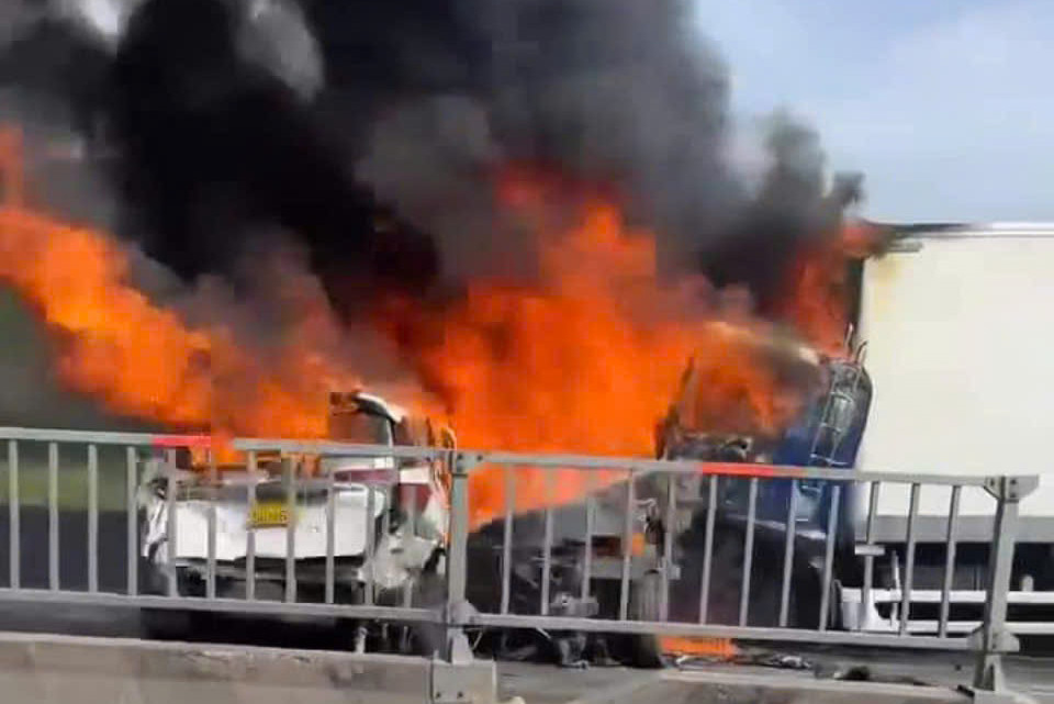 Các phương tiện bốc cháy sau tai nạn liên hoàn. Ảnh: A.X. Các phương tiện bốc cháy sau tai nạn liên hoàn. Ảnh: A.X.