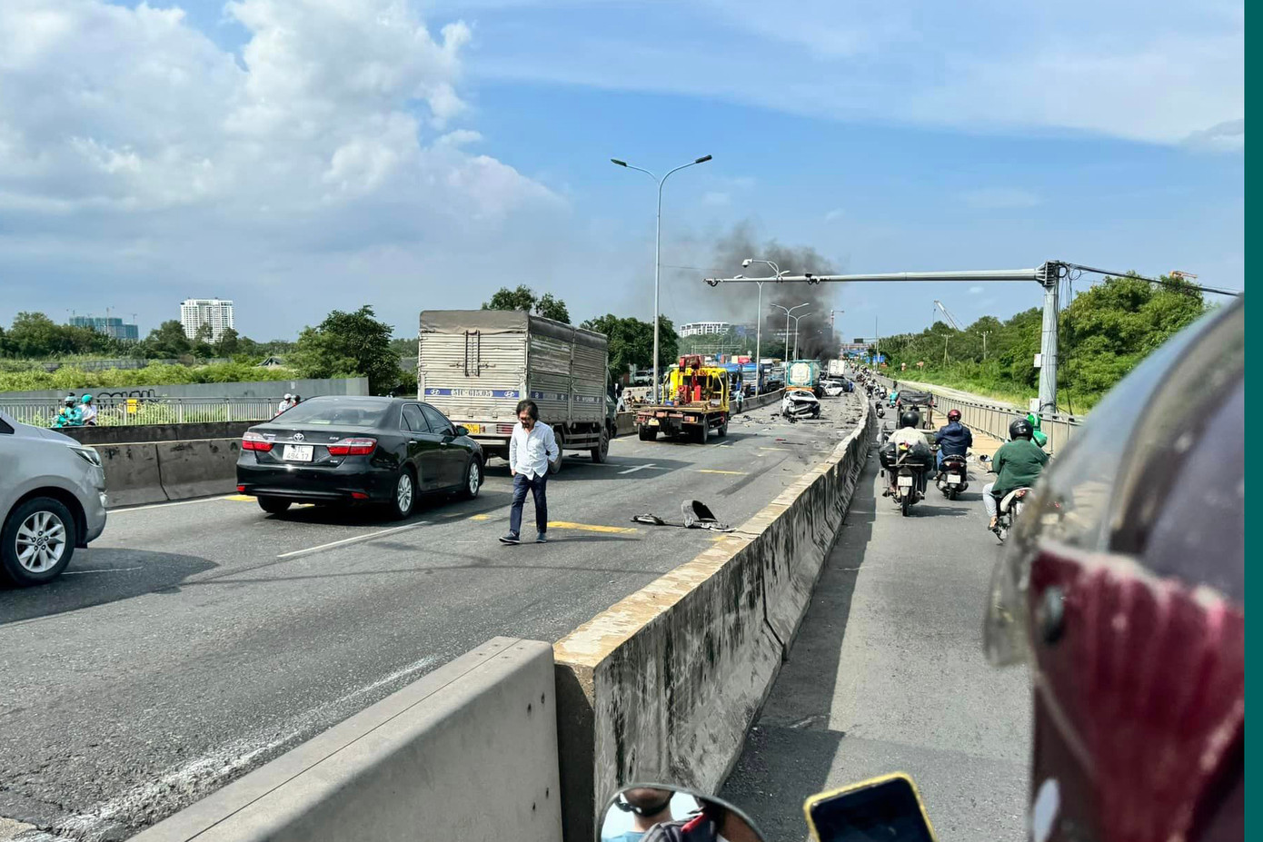 Hiện trường xảy ra vụ tai nạn liên hoàn. Ảnh: A.X. Hiện trường xảy ra vụ tai nạn liên hoàn. Ảnh: A.X.