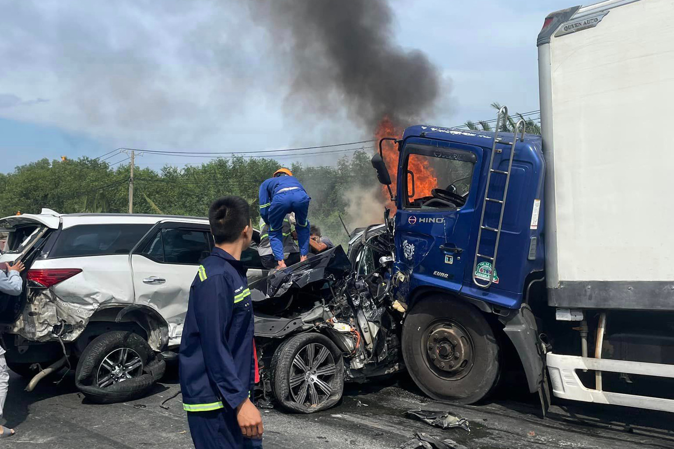 Các phương tiện bị bẹp dúm. Ảnh: A.X. Các phương tiện bị bẹp dúm. Ảnh: A.X.