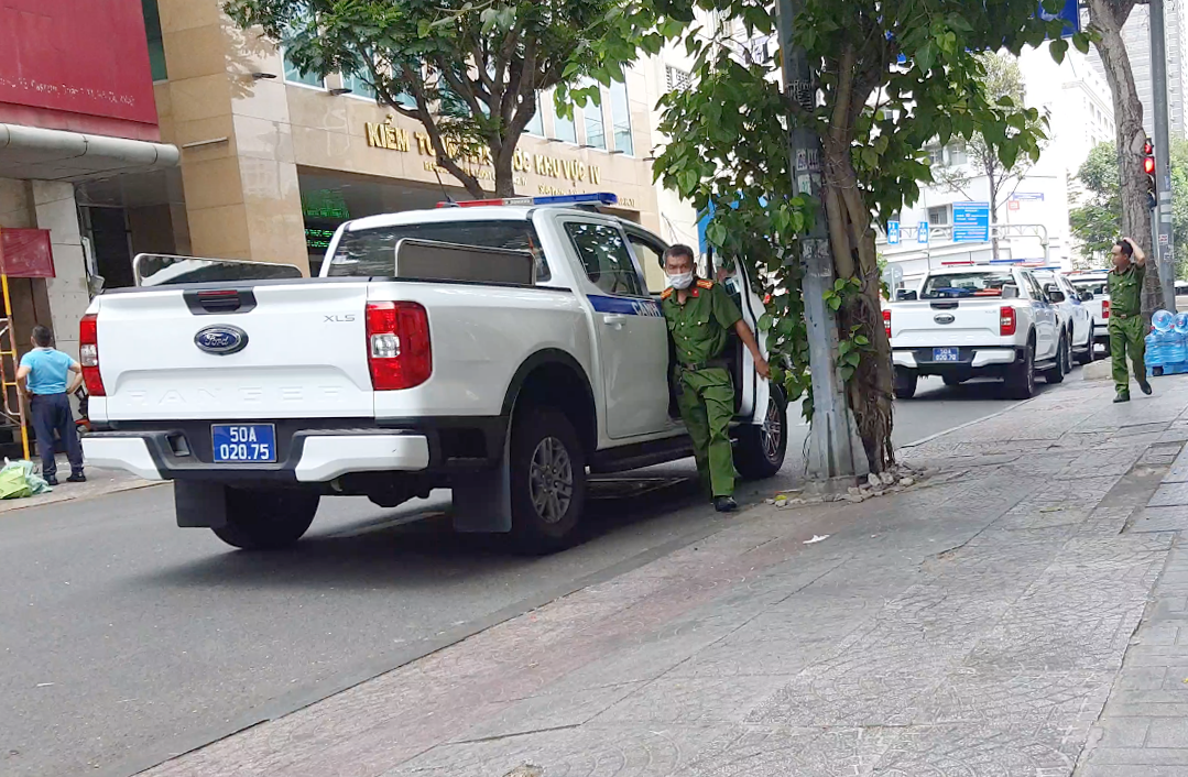 Khoảng 9 giờ, rất đông công an có mặt tại tòa nhà để kiểm tra. Ảnh: Minh Anh.