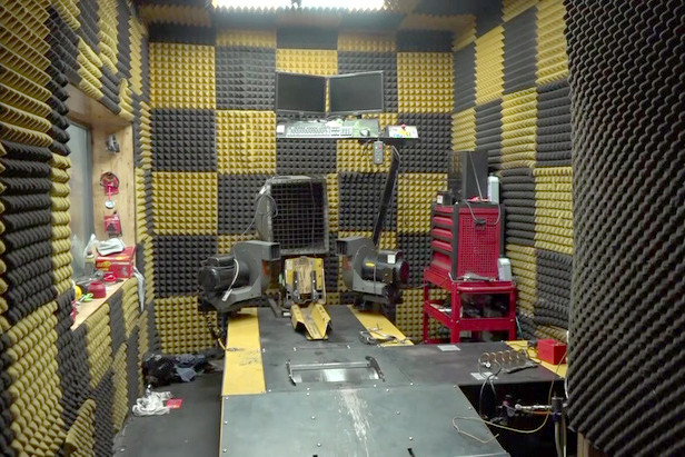 Lực lượng chức năng phát hiện 4 cơ sở trang bị hệ thống đo lường công suất động cơ Dynamometer (gọi tắt là Dyno) để “test xe độ”. Lực lượng chức năng phát hiện 4 cơ sở trang bị hệ thống đo lường công suất động cơ Dynamometer (gọi tắt là Dyno) để “test xe độ”.