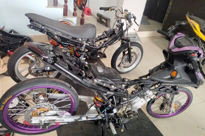 Hai xe máy thay đổi kết cấu. Hai xe máy thay đổi kết cấu.