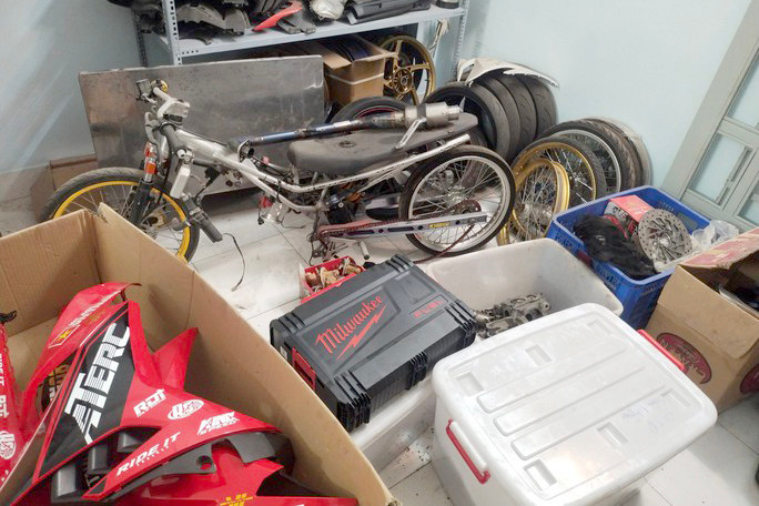 Một xe máy được "độ" và các phụ tùng liên quan. Một xe máy được "độ" và các phụ tùng liên quan.