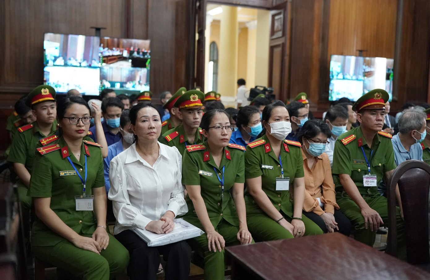 Bị cáo Trương Mỹ Lan (người mặc áo trắng) tại phiên tòa.