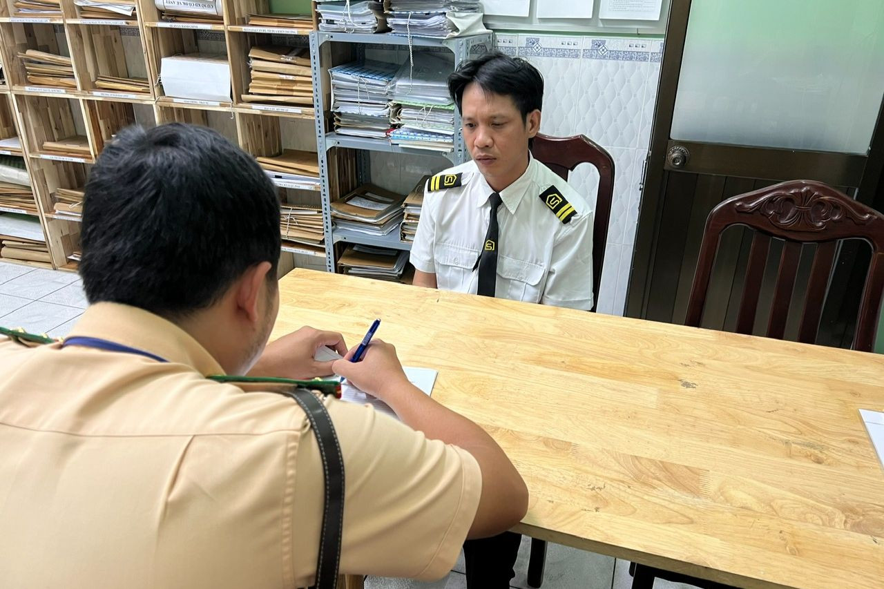 Lực lượng CSGT làm việc với ông Nguyễn Thanh Cường tại cơ quan công an. Ảnh: Công an cung cấp.