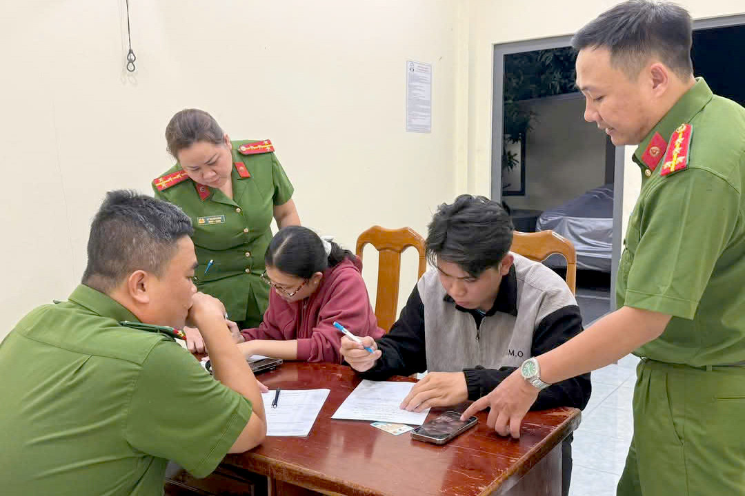 Công an làm việc với 2 Tiktoker đăng nội dung sai sự thật. Ảnh: Công an TPHCM. Công an làm việc với 2 Tiktoker đăng nội dung sai sự thật. Ảnh: Công an TPHCM.