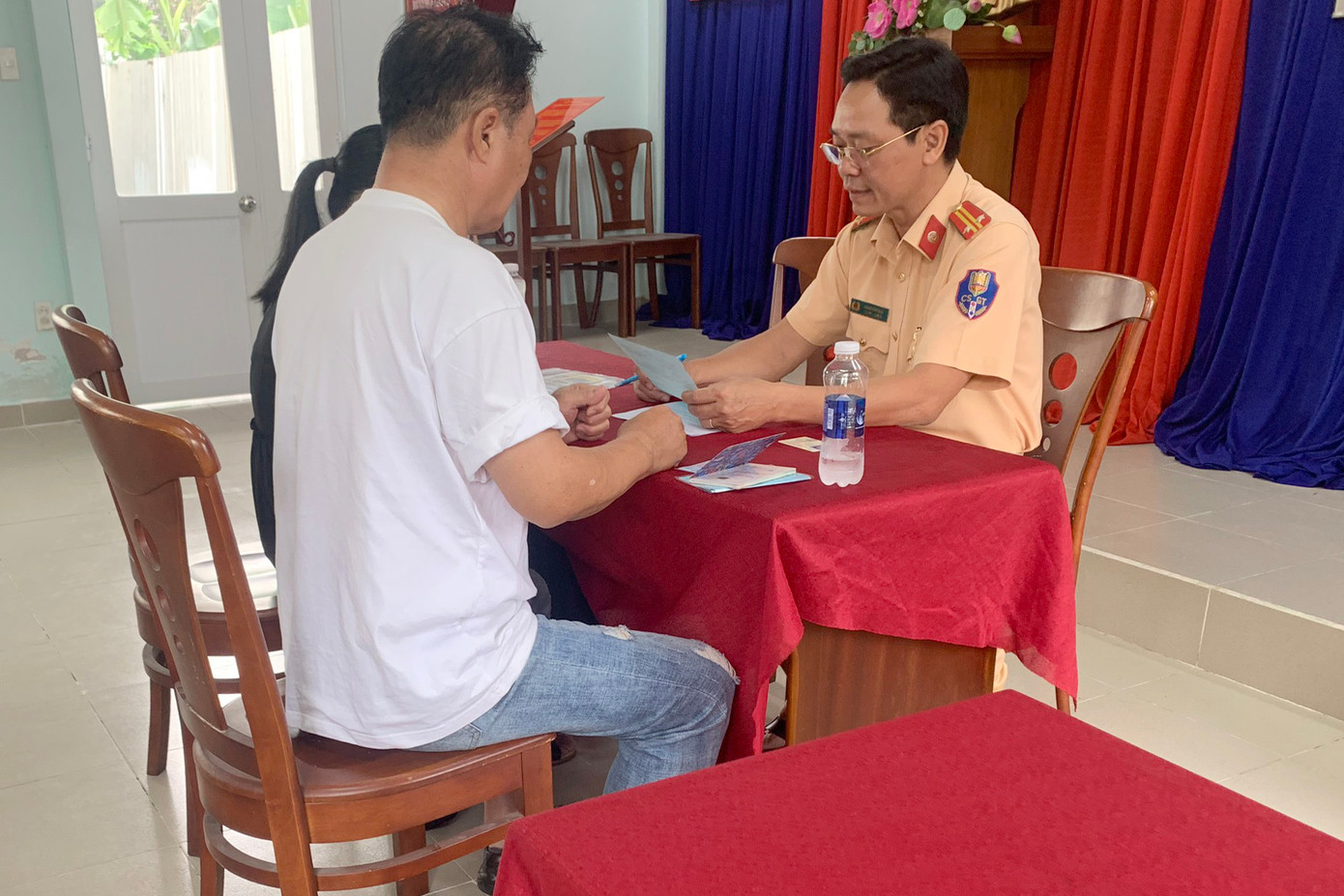 Lực lượng CSGT làm việc với ông S. vào sáng 4/7. Ảnh: PC08.