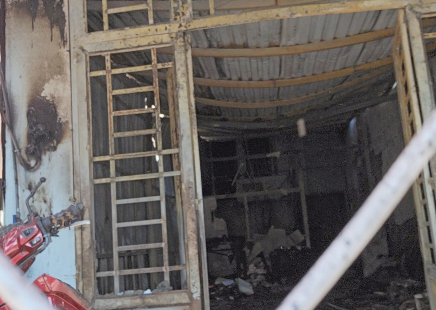 Nhiều tài sản bên trong căn nhà bị hư hỏng.