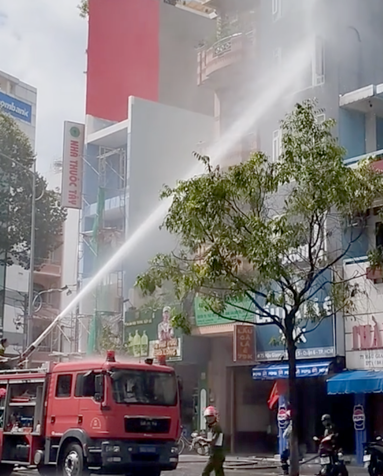 Cảnh sát phun nước khống chế đám cháy. Ảnh: C.A.