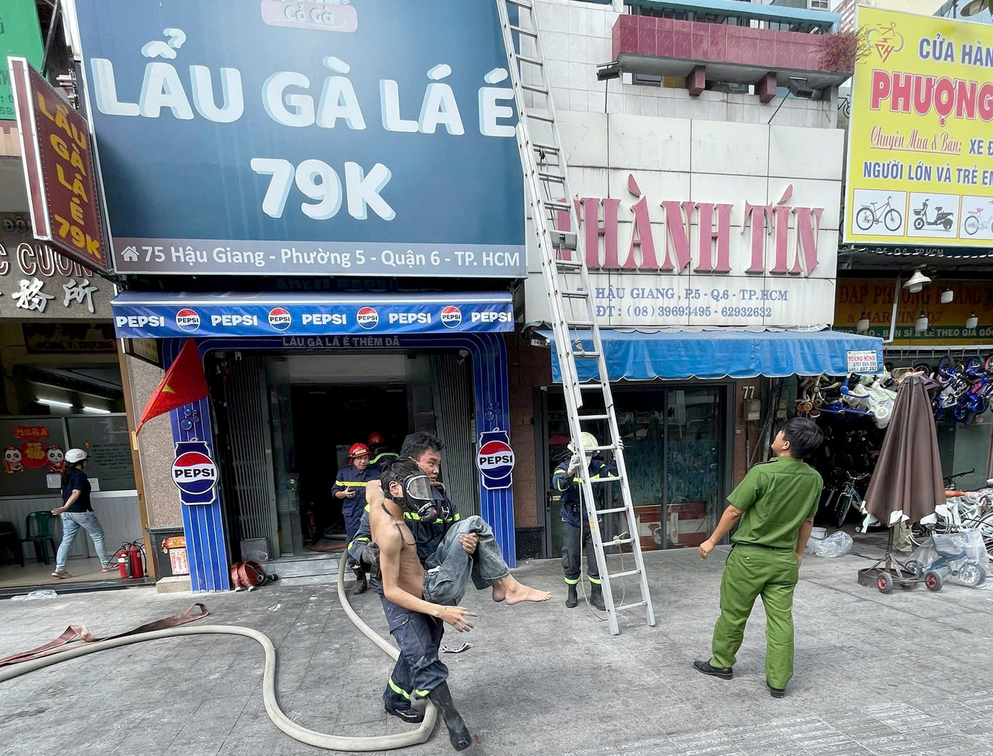 Cảnh sát cứu nam thanh niên trong quán lẩu xảy ra cháy. Ảnh: C.A.