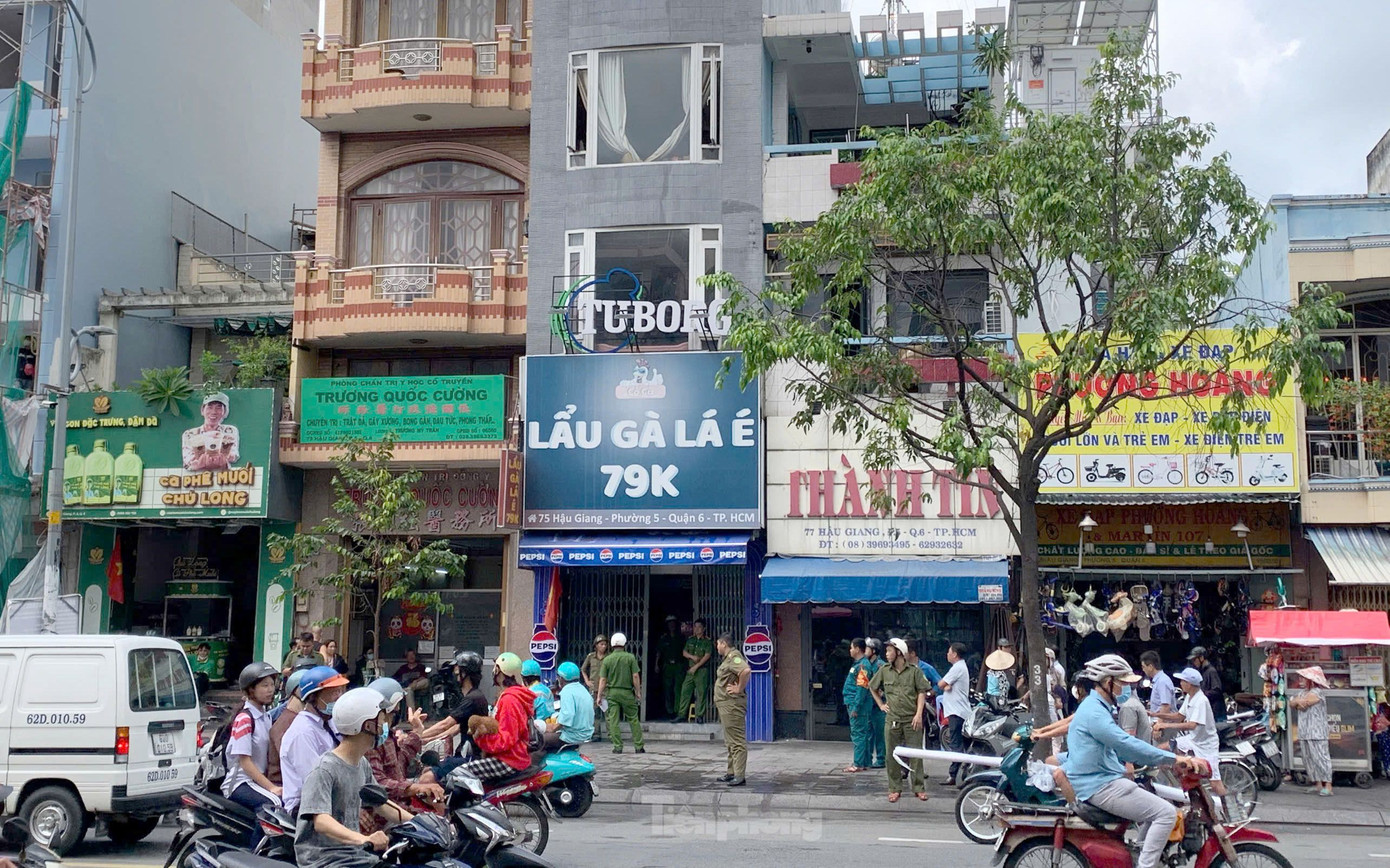 Lực lượng chức năng bảo vệ hiện trường vụ cháy. Ảnh: Hoàng Thuận.