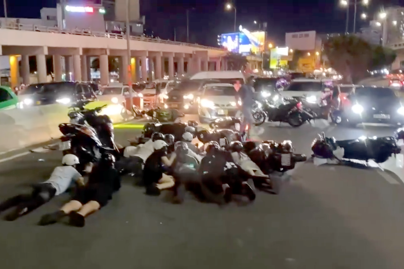 Nhóm quái xế bị khống chế (Ảnh cắt từ clip). Nhóm quái xế bị khống chế (Ảnh cắt từ clip).