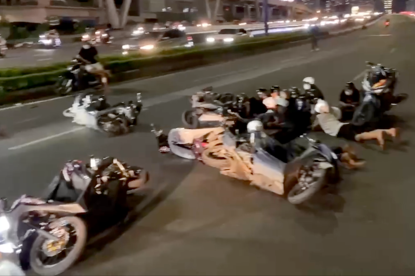 Công an tạm giữ 36 xe máy đã thay đổi kết cấu từ nhóm đua xe (Ảnh cắt từ clip). Công an tạm giữ 36 xe máy đã thay đổi kết cấu từ nhóm đua xe (Ảnh cắt từ clip).