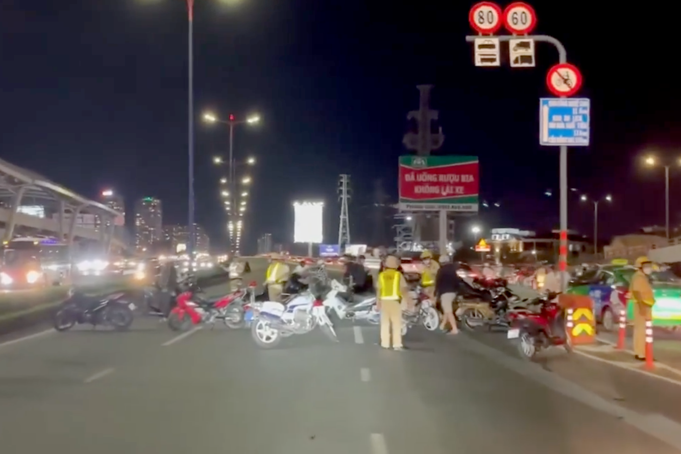 Lực lượng chức năng chốt chặn cầu Sài Gòn để vây bắt nhóm quái xế (Ảnh cắt từ clip). Lực lượng chức năng chốt chặn cầu Sài Gòn để vây bắt nhóm quái xế (Ảnh cắt từ clip).