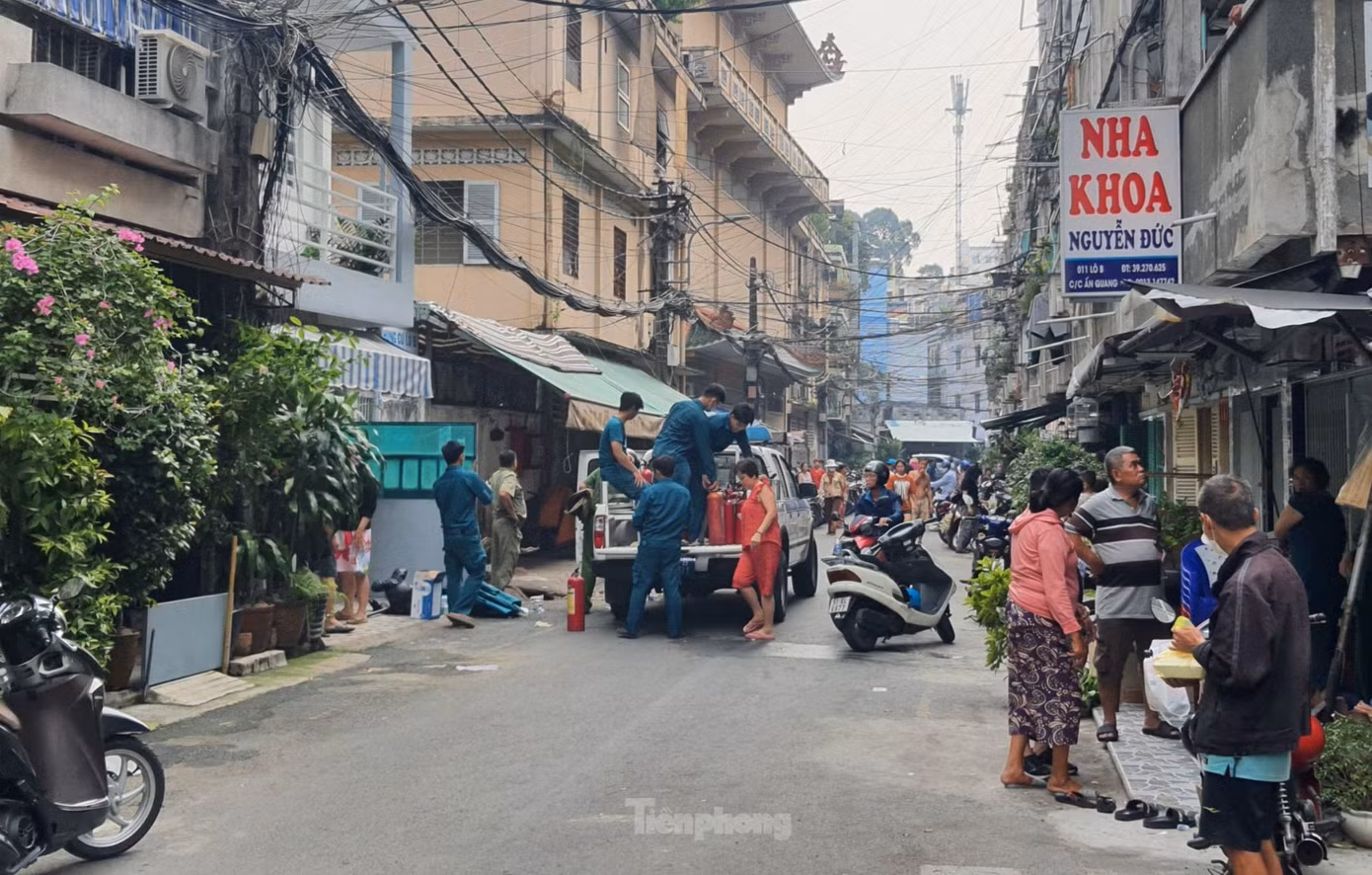 Lực lượng chức năng di dời các thiết bị sau khi khống chế được đối tượng. Ảnh: Hoàng Thuận. Lực lượng chức năng di dời các thiết bị sau khi khống chế được đối tượng. Ảnh: Hoàng Thuận.