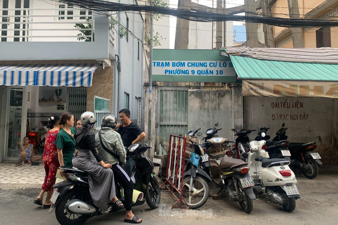 Người dân lo lắng khi biết sự việc. Ảnh: Hoàng Thuận Người dân lo lắng khi biết sự việc. Ảnh: Hoàng Thuận