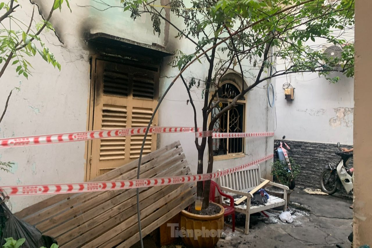 Căn nhà xảy ra hỏa hoạn được căng dây phong tỏa. Ảnh: Hoàng Thuận. Căn nhà xảy ra hỏa hoạn được căng dây phong tỏa. Ảnh: Hoàng Thuận.